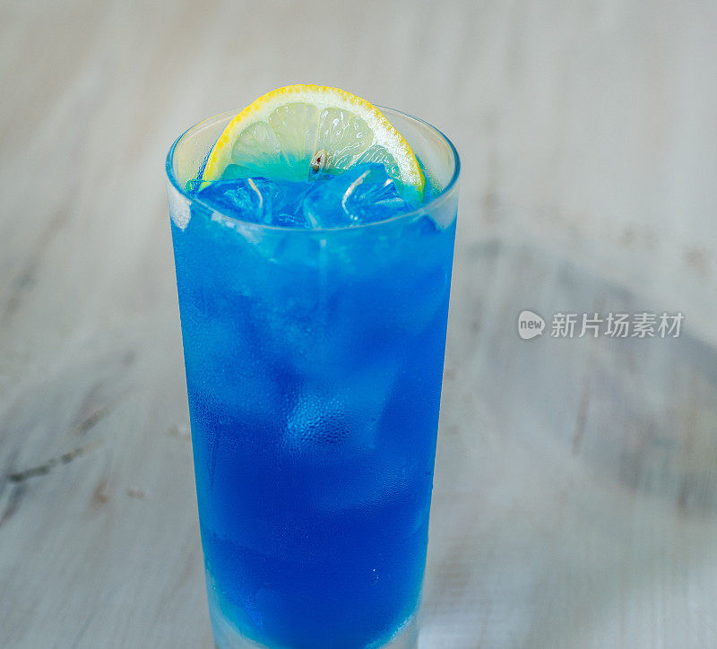 鸡尾酒配半片柠檬龙舌兰酒|蓝柑酒|柠檬汁